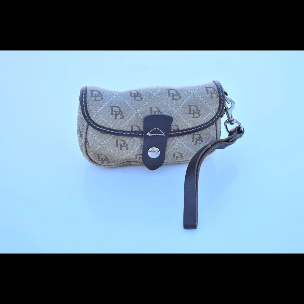 Dooney& Bourke logo wristlet